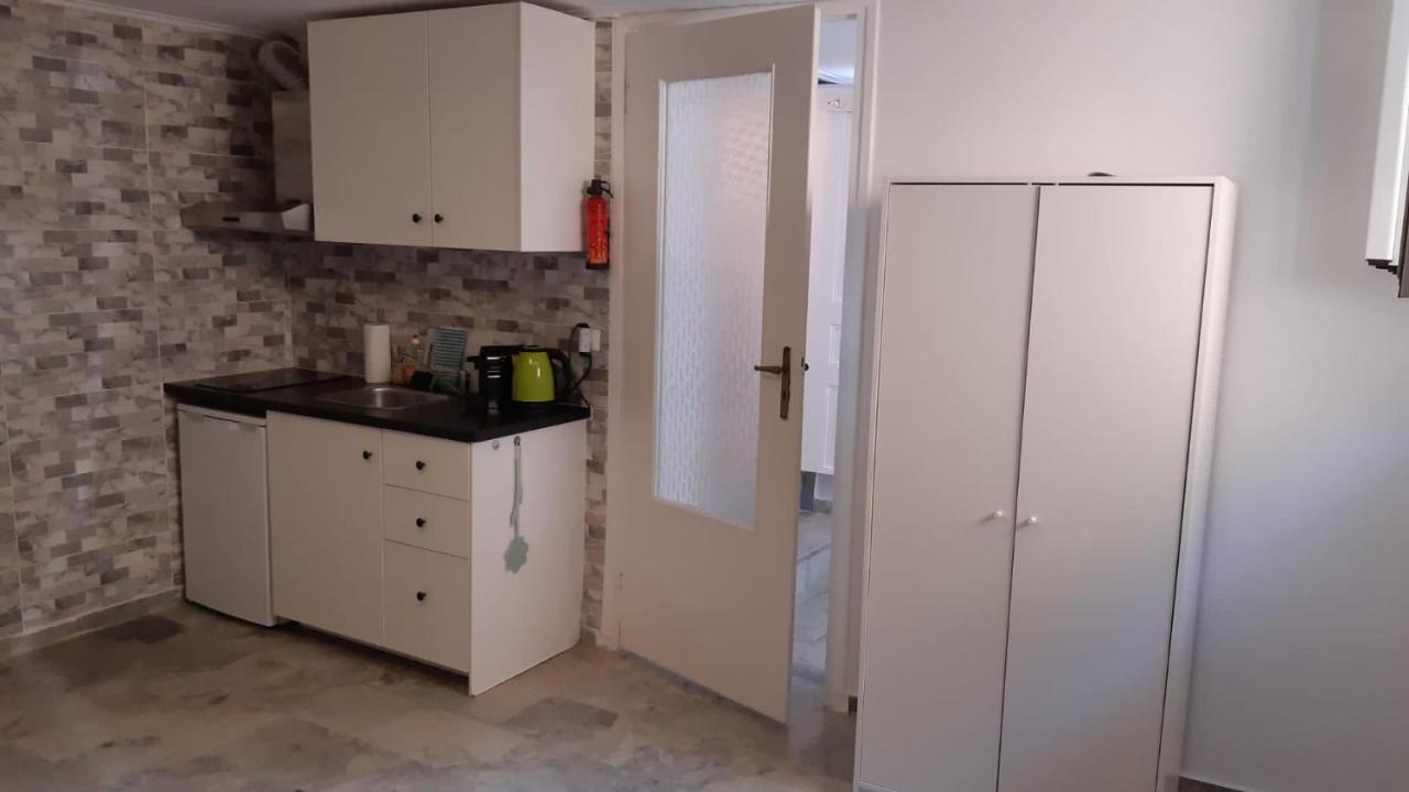 Cosy Guesthouse-Souterrain With Garden In City Center Corinth Exterior photo